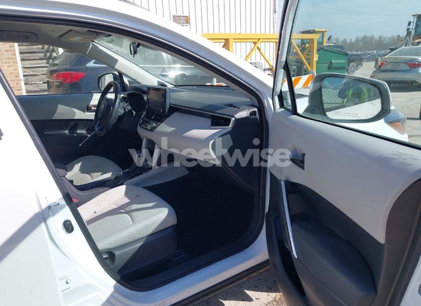 Photo 5 of 2022 Toyota Corolla CROSS LE (VIN 7MUCAABG7NV013235)