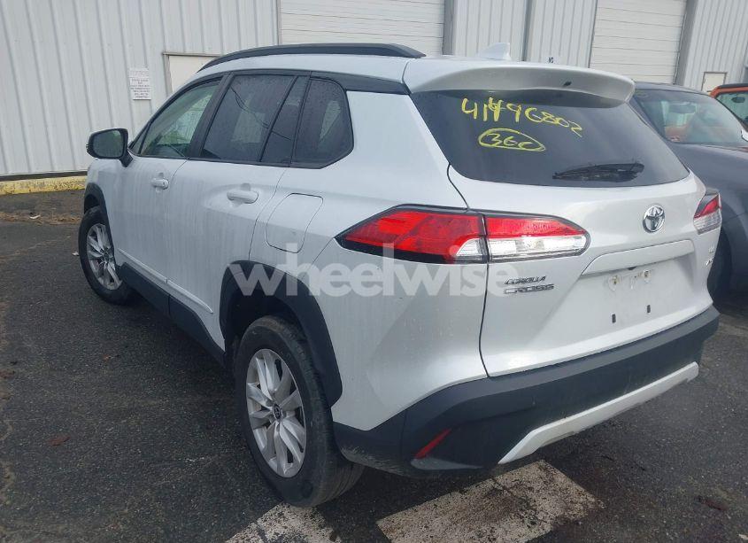 Photo 3 of 2022 Toyota Corolla CROSS LE (VIN 7MUCAABG9NV013978)