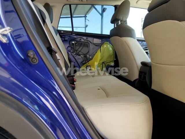 Photo 4 of 2022 TOYOTA COROLLA CROSS XLE (VIN 7MUDAAAG1NV005394)