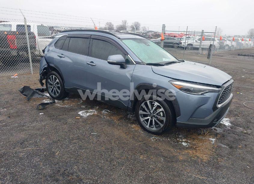 2022 Toyota Corolla CROSS XLE (VIN 7MUDAAAG2NV011575) main photo