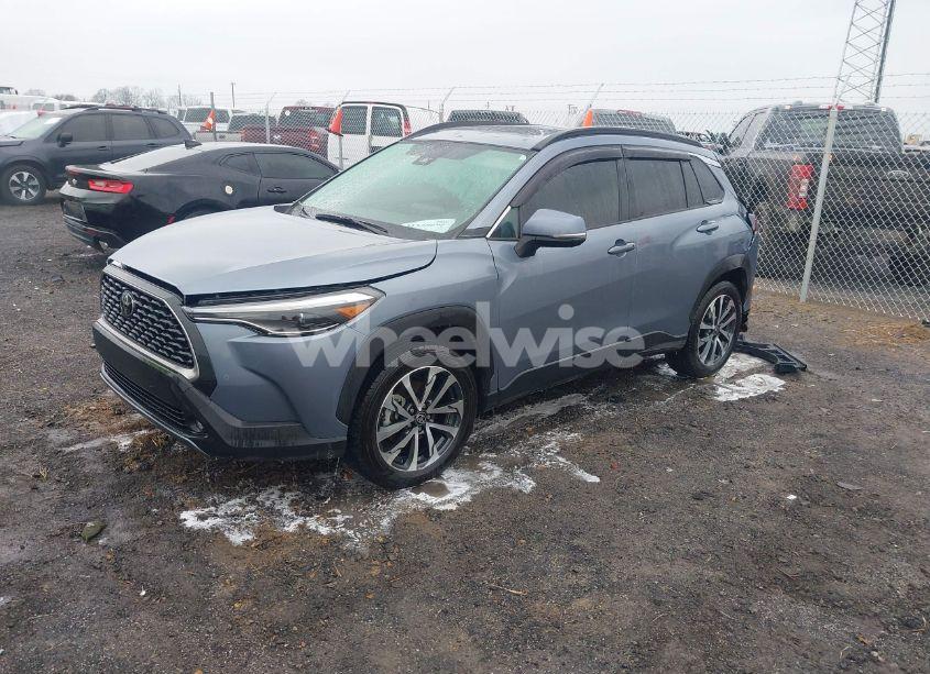 Photo 2 of 2022 Toyota Corolla CROSS XLE (VIN 7MUDAAAG2NV011575)