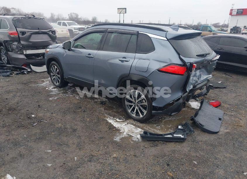 Photo 3 of 2022 Toyota Corolla CROSS XLE (VIN 7MUDAAAG2NV011575)