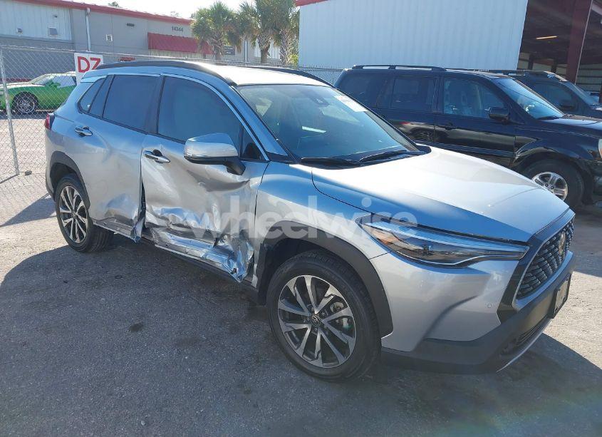 2022 Toyota Corolla CROSS XLE (VIN 7MUDAAAG3NV031155) main photo