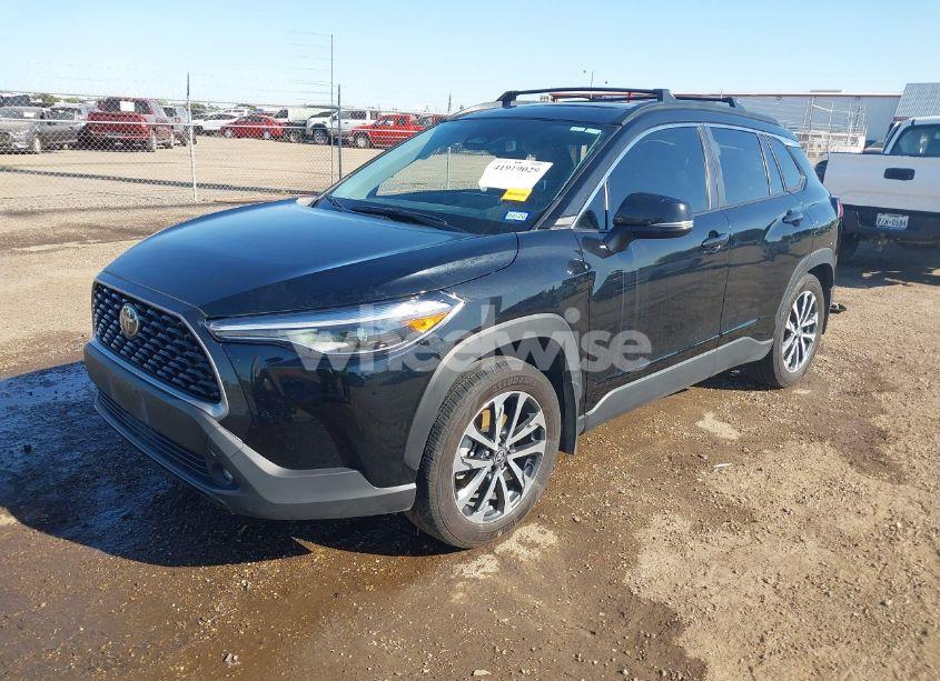 Photo 2 of 2024 Toyota Corolla CROSS XLE (VIN 7MUDAAAG3RV083617)