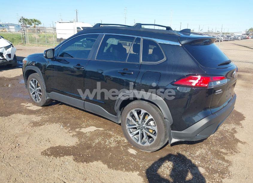 Photo 3 of 2024 Toyota Corolla CROSS XLE (VIN 7MUDAAAG3RV083617)