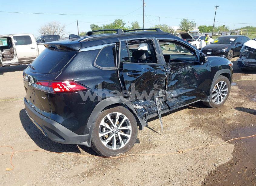 Photo 4 of 2024 Toyota Corolla CROSS XLE (VIN 7MUDAAAG3RV083617)