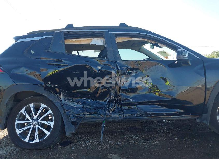 Photo 6 of 2024 Toyota Corolla CROSS XLE (VIN 7MUDAAAG3RV083617)