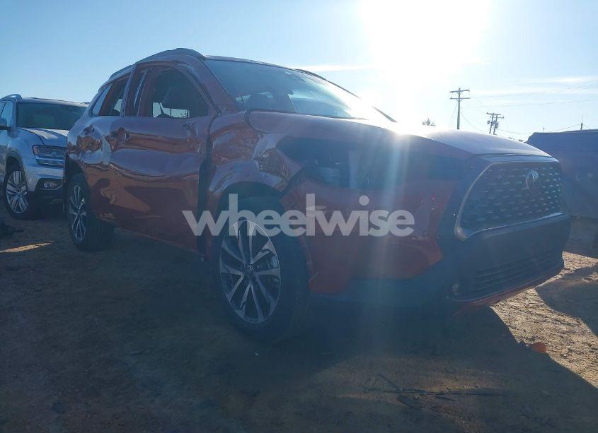 2022 Toyota Corolla CROSS XLE (VIN 7MUDAAAG7NV016352) main photo