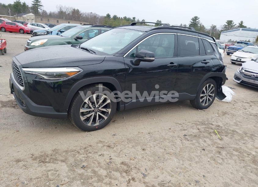 Photo 2 of 2024 Toyota Corolla CROSS XLE (VIN 7MUDAABG0RV095271)
