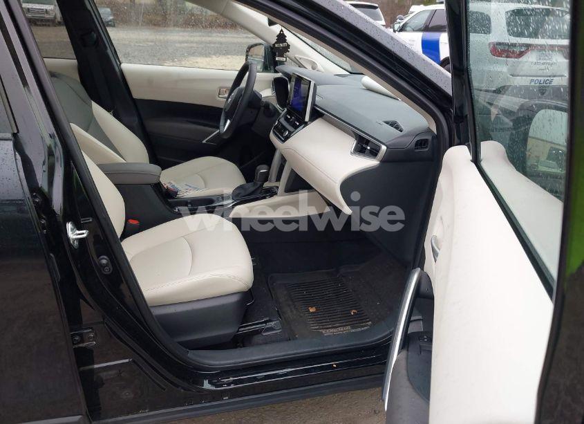 Photo 5 of 2024 Toyota Corolla CROSS XLE (VIN 7MUDAABG0RV095271)