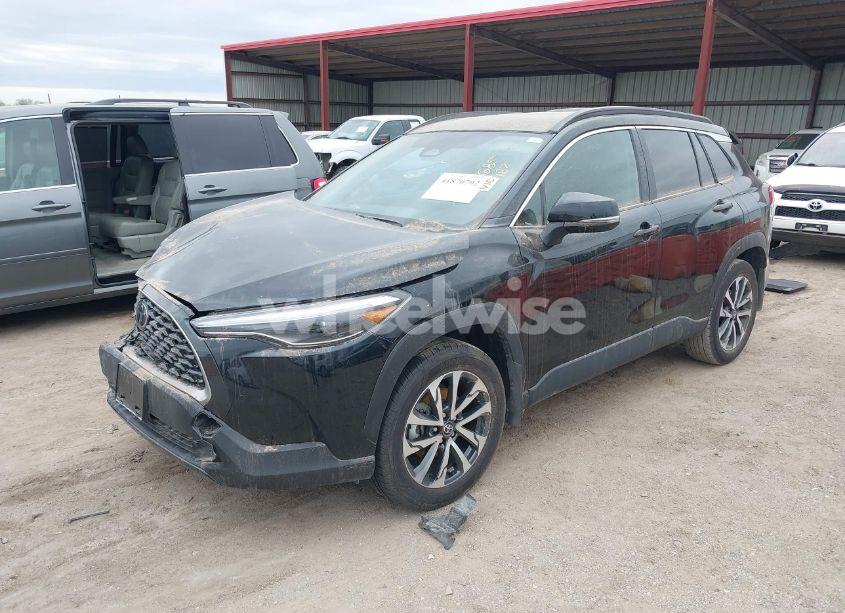 Photo 2 of 2025 Toyota Corolla CROSS XLE (VIN 7MUDAABG0SV121518)