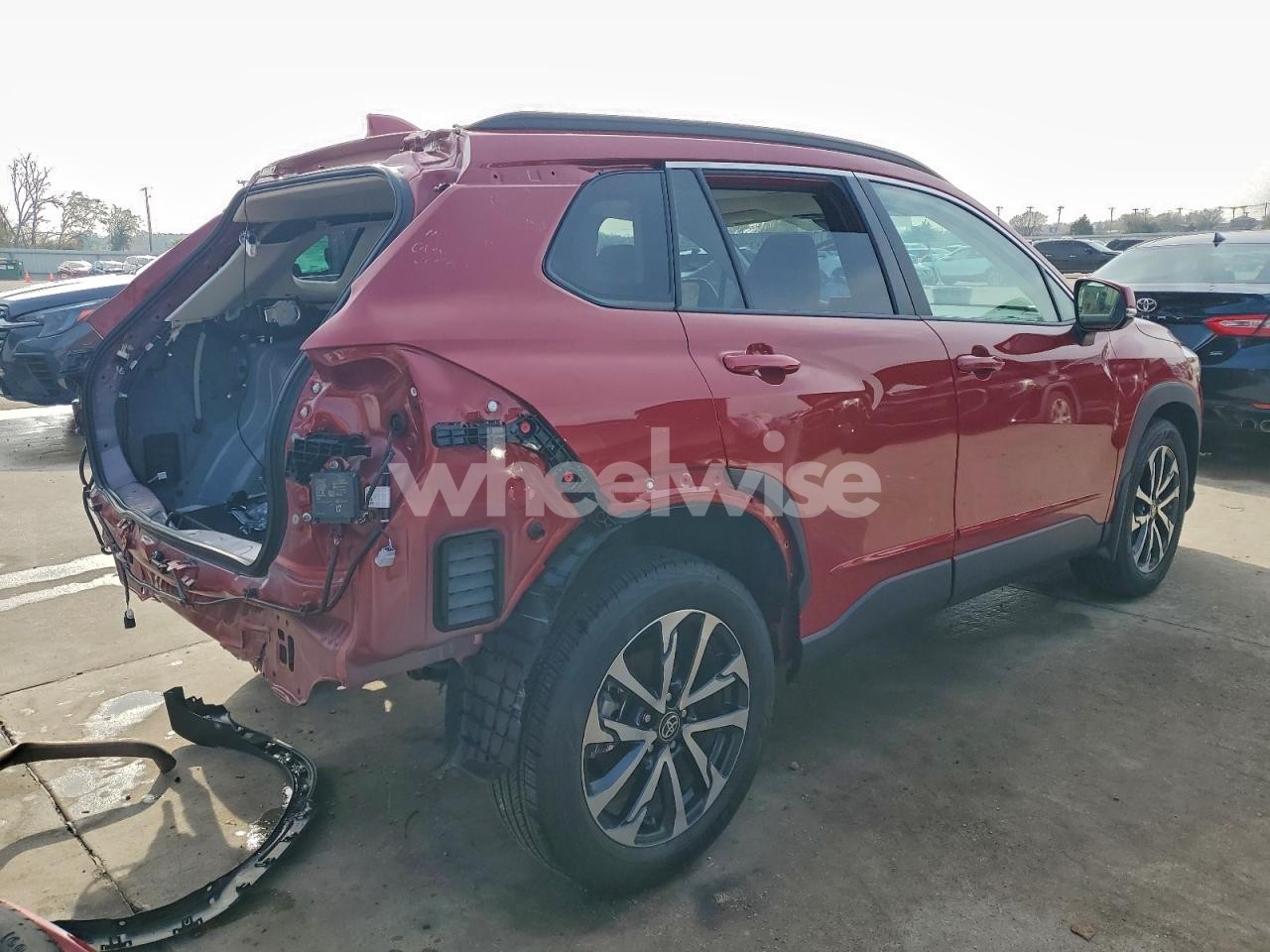 Photo 3 of 2024 TOYOTA COROLLA CROSS XLE (VIN 7MUDAABG1RV084070)