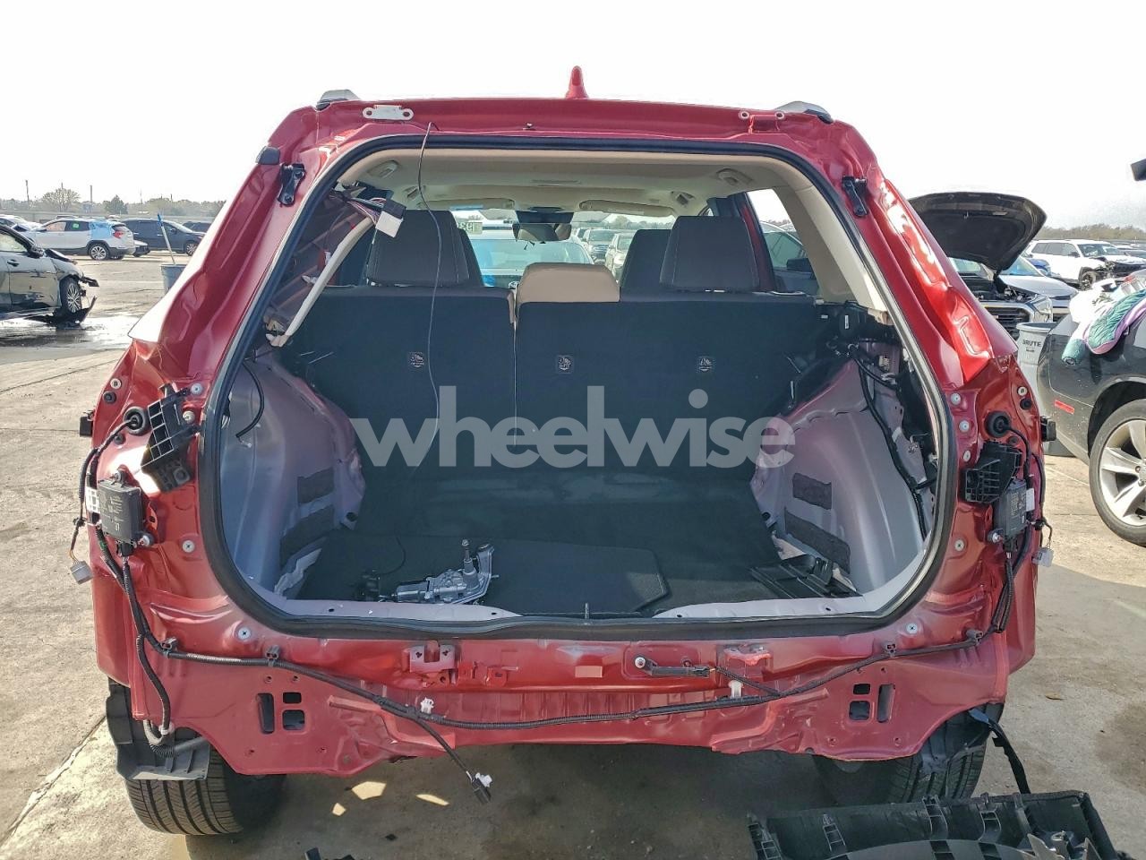 Photo 6 of 2024 TOYOTA COROLLA CROSS XLE (VIN 7MUDAABG1RV084070)