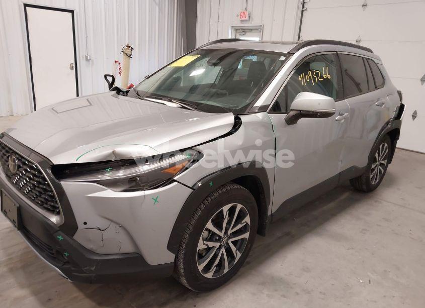 Photo 2 of 2024 Toyota Corolla CROSS XLE (VIN 7MUDAABG1RV107086)