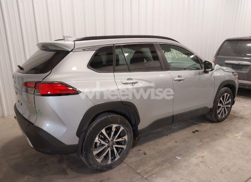 Photo 4 of 2024 Toyota Corolla CROSS XLE (VIN 7MUDAABG1RV107086)