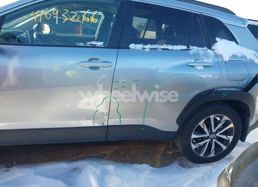 Photo 6 of 2024 Toyota Corolla CROSS XLE (VIN 7MUDAABG1RV107086)