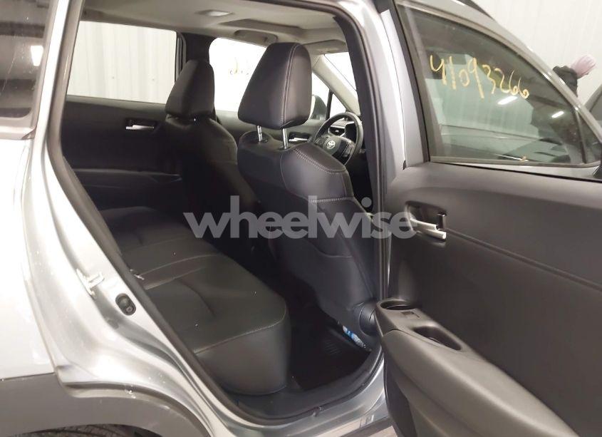 Photo 8 of 2024 Toyota Corolla CROSS XLE (VIN 7MUDAABG1RV107086)