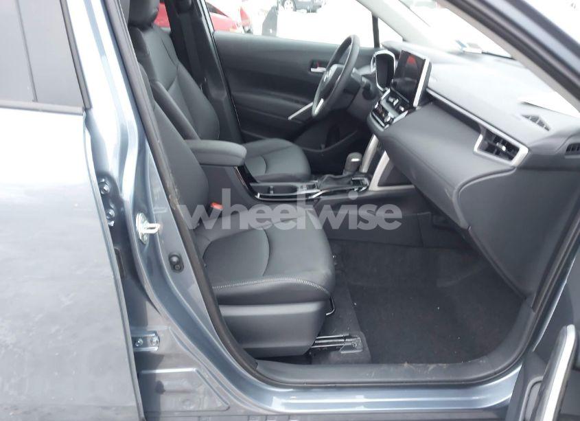 Photo 5 of 2024 Toyota Corolla CROSS XLE (VIN 7MUDAABG2RV111647)