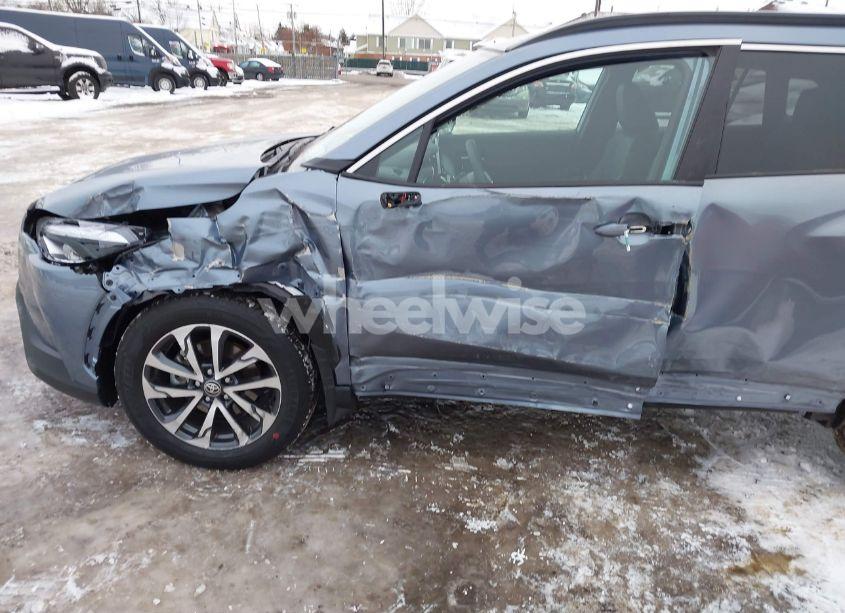 Photo 6 of 2024 Toyota Corolla CROSS XLE (VIN 7MUDAABG2RV111647)