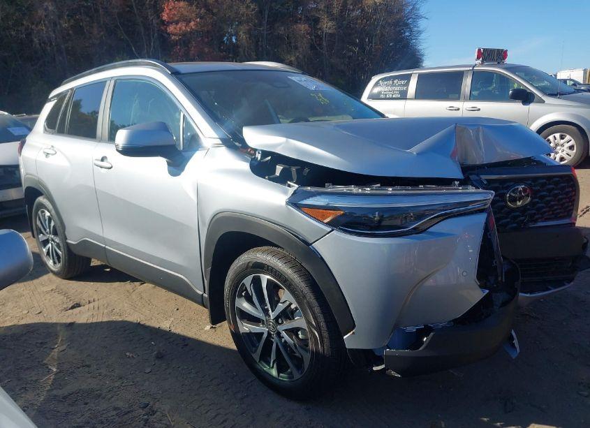 2024 Toyota Corolla CROSS XLE (VIN 7MUDAABG3RV103279) main photo