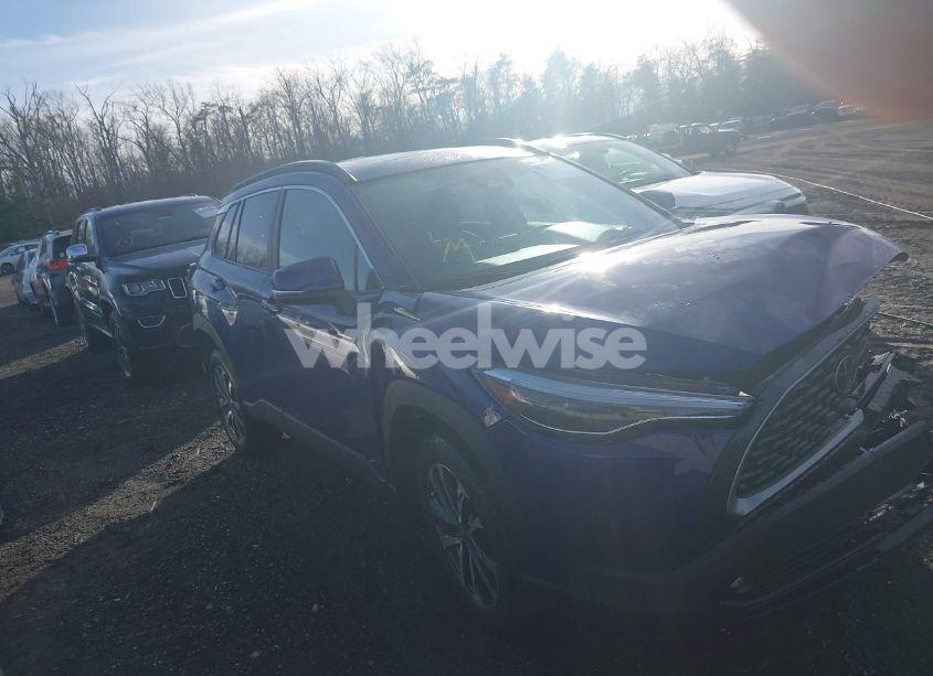 2024 Toyota Corolla CROSS XLE (VIN 7MUDAABG3RV110717) main photo