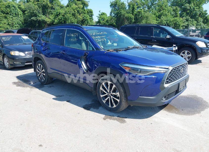 2022 Toyota Corolla CROSS XLE (VIN 7MUDAABG4NV004836) main photo