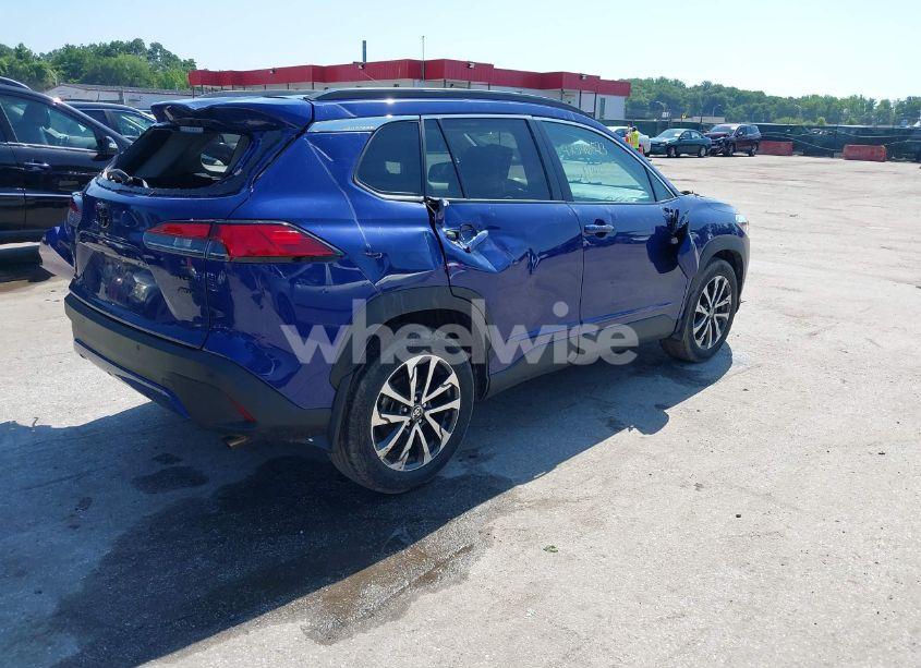 Photo 4 of 2022 Toyota Corolla CROSS XLE (VIN 7MUDAABG4NV004836)