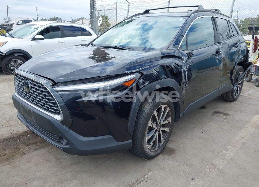 Photo 2 of 2022 Toyota Corolla CROSS XLE (VIN 7MUDAABG6NV030600)