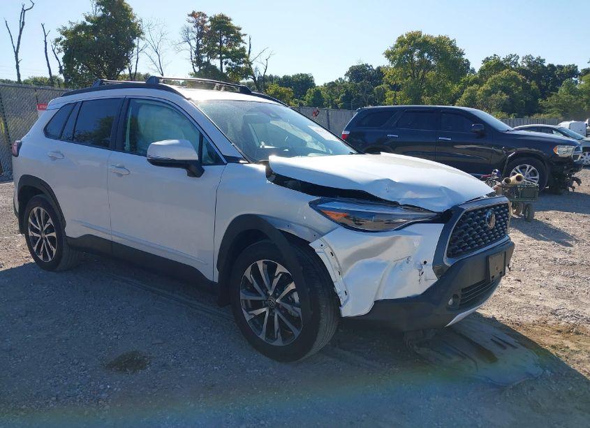 2022 Toyota Corolla CROSS XLE (VIN 7MUDAABG7NV029567) main photo