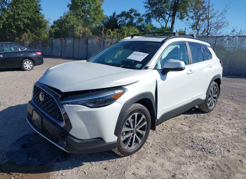 Photo 2 of 2022 Toyota Corolla CROSS XLE (VIN 7MUDAABG7NV029567)