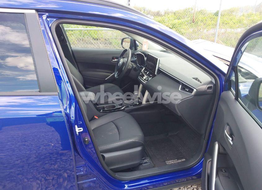 Photo 5 of 2024 Toyota Corolla CROSS XLE (VIN 7MUDAABG8RV106100)