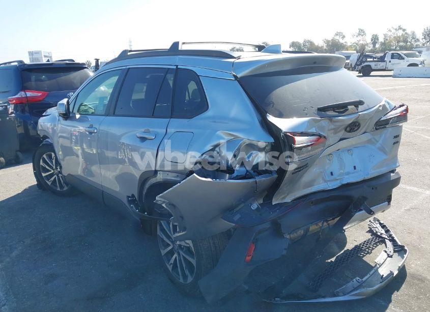 Photo 3 of 2022 Toyota Corolla CROSS XLE (VIN 7MUDAABG9NV033863)