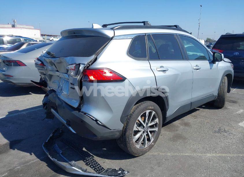 Photo 4 of 2022 Toyota Corolla CROSS XLE (VIN 7MUDAABG9NV033863)