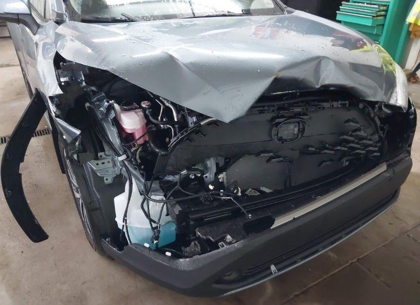 Photo 6 of 2024 Toyota Corolla CROSS XLE (VIN 7MUDAABG9RV094152)