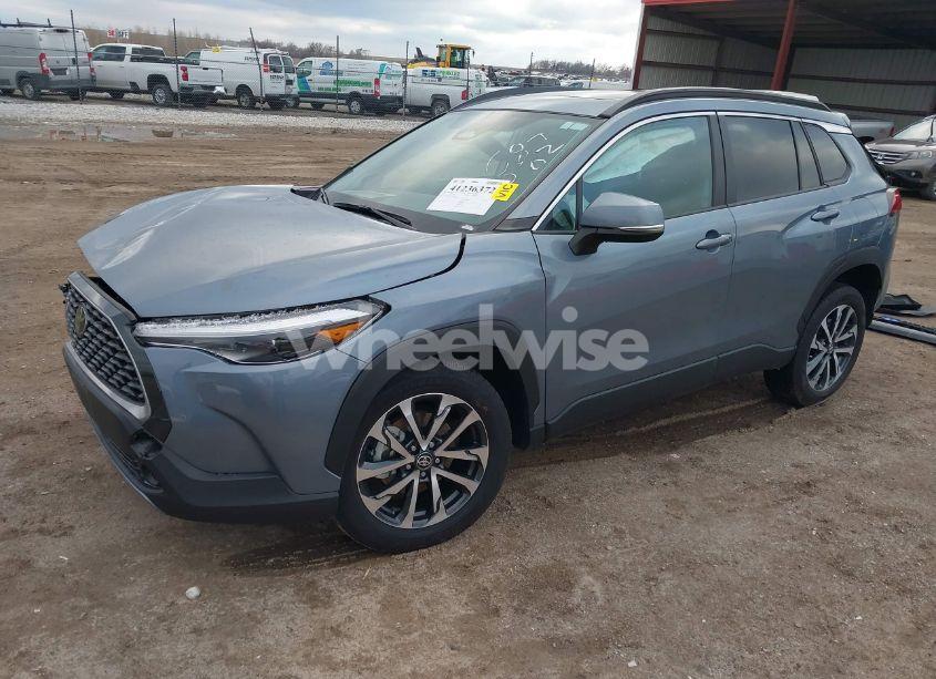 Photo 2 of 2024 Toyota Corolla CROSS XLE (VIN 7MUDAABG9RV099397)