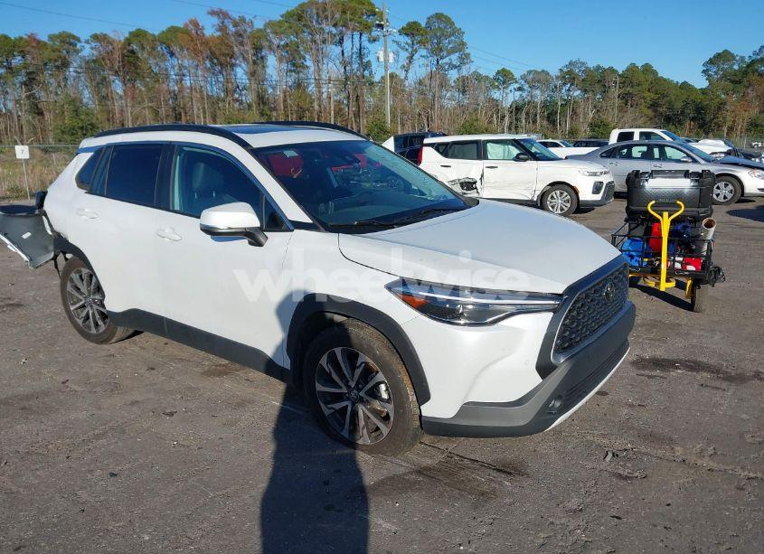 2022 Toyota Corolla CROSS XLE (VIN 7MUDAABGXNV013816) main photo