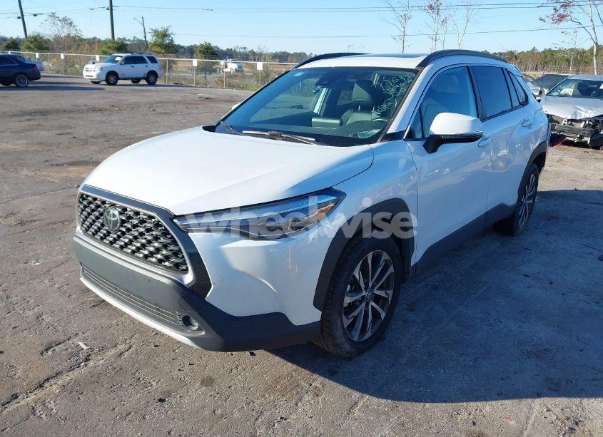 Photo 2 of 2022 Toyota Corolla CROSS XLE (VIN 7MUDAABGXNV013816)