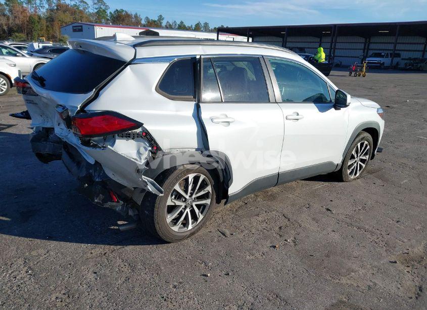 Photo 4 of 2022 Toyota Corolla CROSS XLE (VIN 7MUDAABGXNV013816)
