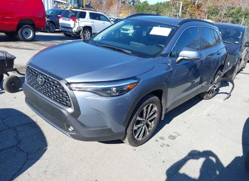 Photo 2 of 2024 Toyota Corolla CROSS XLE (VIN 7MUDAABGXRV106437)