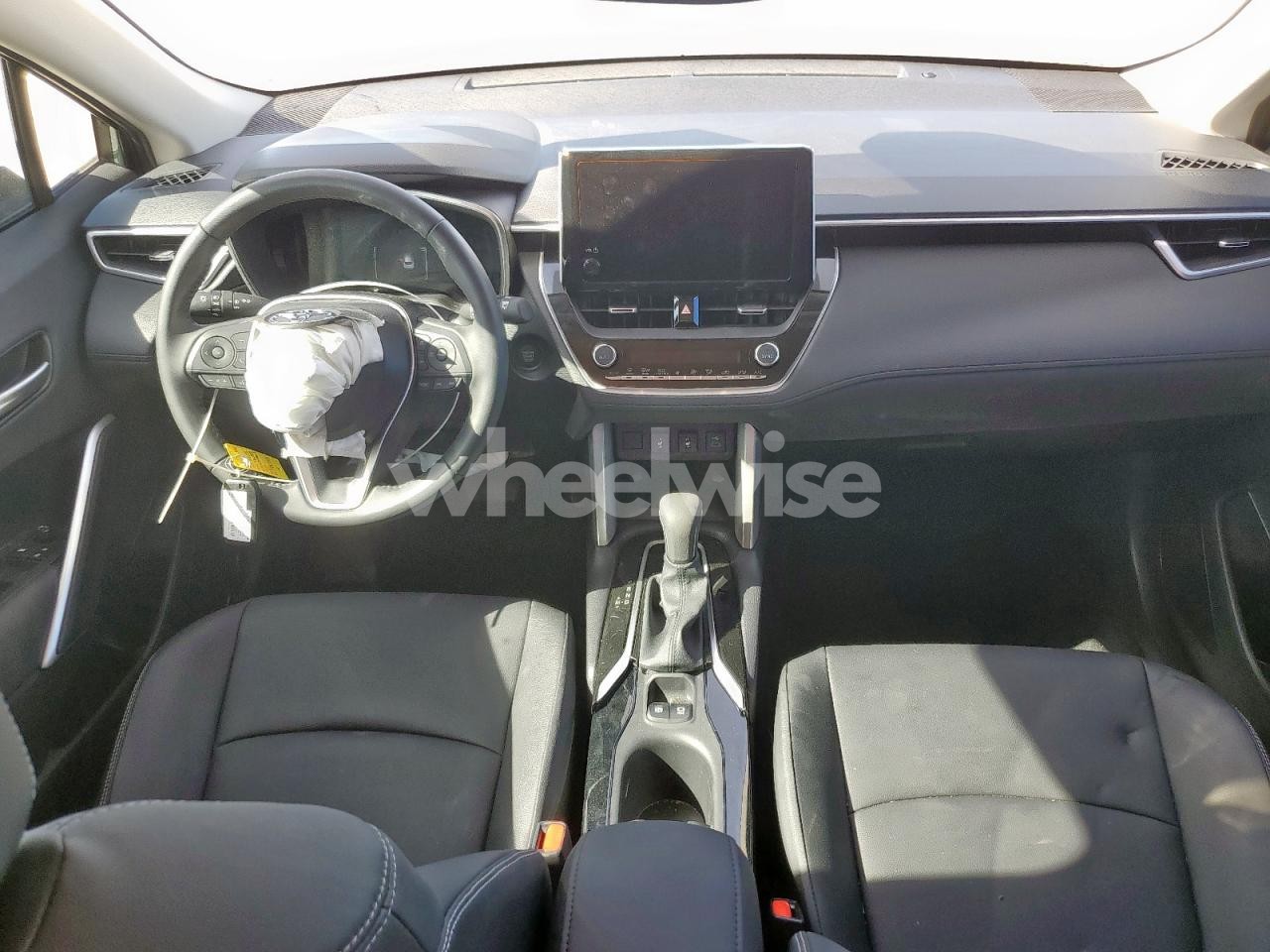 Photo 8 of 2025 TOYOTA COROLLA CROSS XLE (VIN 7MUEAAAG0SV148773)