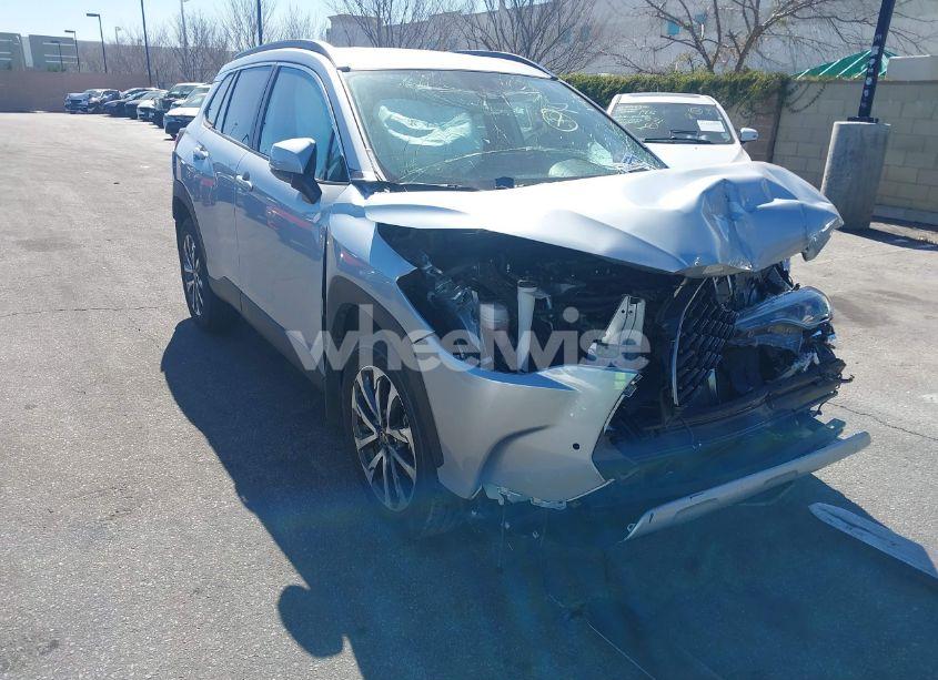 2022 Toyota Corolla CROSS XLE (VIN 7MUEAAAG8NV007020) main photo