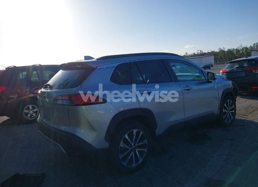 Photo 4 of 2022 Toyota Corolla CROSS XLE (VIN 7MUEAAAG9NV005163)