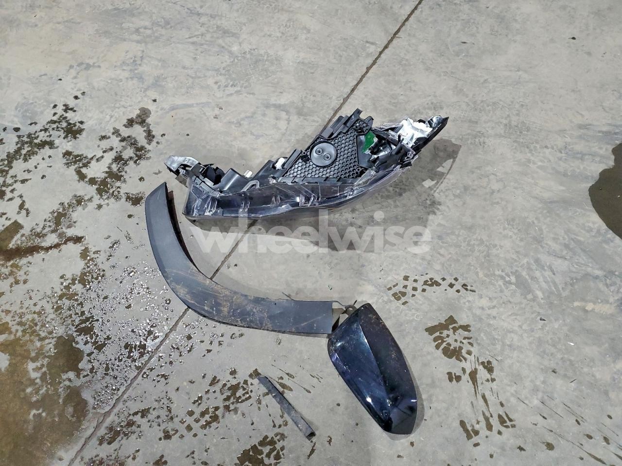 Photo 13 of 2025 TOYOTA COROLLA CROSS XLE (VIN 7MUEAABG4SV131649)