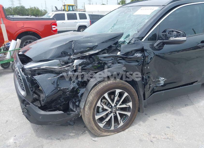 Photo 6 of 2024 Toyota Corolla CROSS XLE (VIN 7MUEAABG8RV084586)