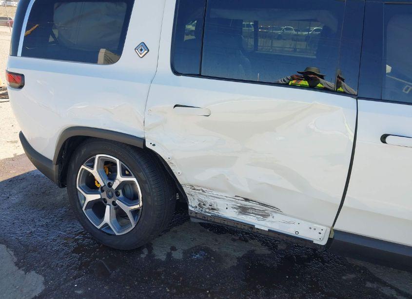 Photo 6 of 2024 Rivian R1s ADVENTURE QUAD MOTOR LARGE PACK (VIN 7PDSGABA6RN032217)