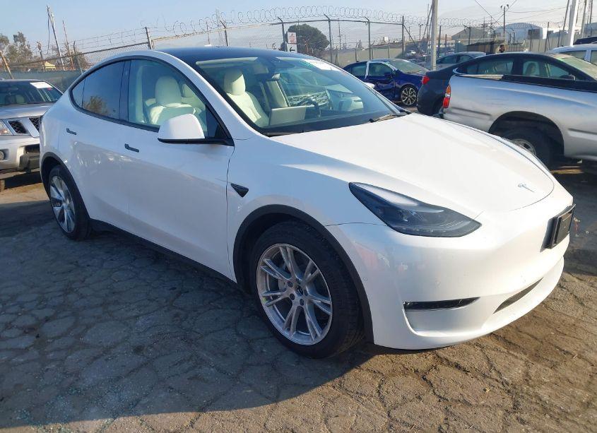 2022 Tesla Model Y LONG RANGE DUAL MOTOR ALL-WHEEL DRIVE (VIN 7SAYGAEE0NF381840) main photo