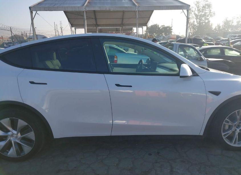 Photo 13 of 2022 Tesla Model Y LONG RANGE DUAL MOTOR ALL-WHEEL DRIVE (VIN 7SAYGAEE0NF381840)