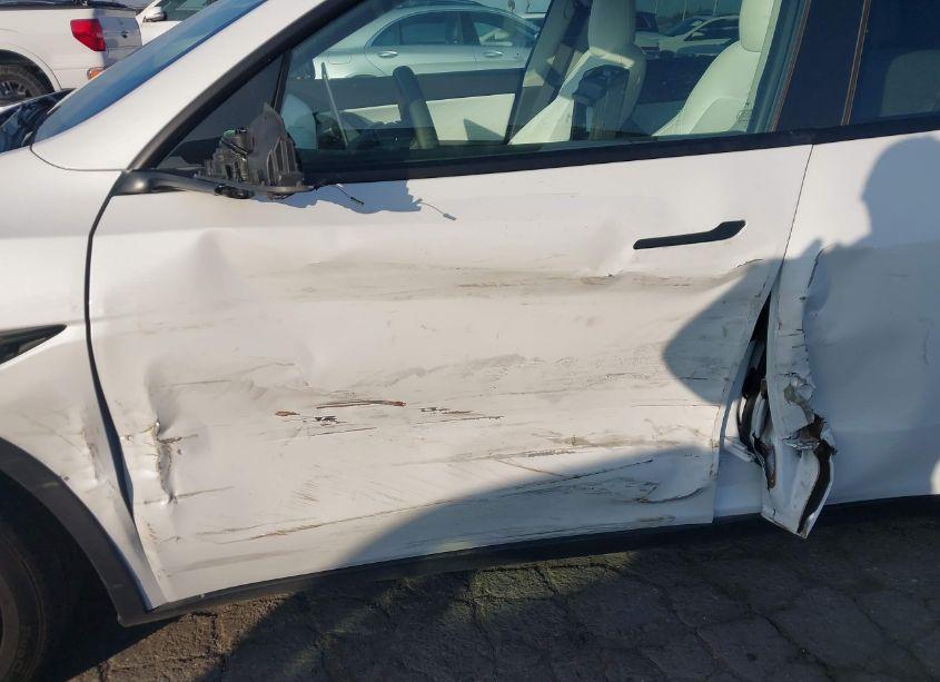 Photo 6 of 2022 Tesla Model Y LONG RANGE DUAL MOTOR ALL-WHEEL DRIVE (VIN 7SAYGAEE0NF381840)