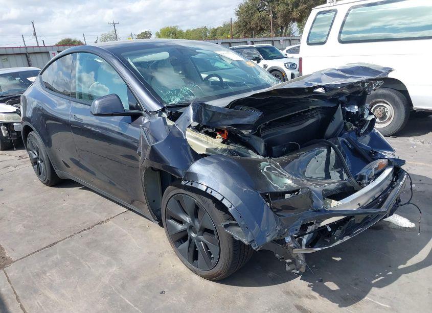 2024 Tesla Model Y LONG RANGE DUAL MOTOR ALL-WHEEL DRIVE (VIN 7SAYGAEE0RF104028) main photo