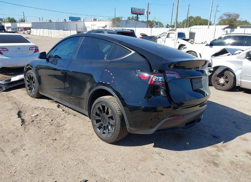 Photo 3 of 2023 Tesla Model Y AWD/LONG RANGE DUAL MOTOR ALL-WHEEL DRIVE (VIN 7SAYGAEE1PF837301)